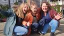 Drei junge Frauen schauen freudestrahlend in die Kamera. Die Workshops der Verbraucherchecker starten wieder