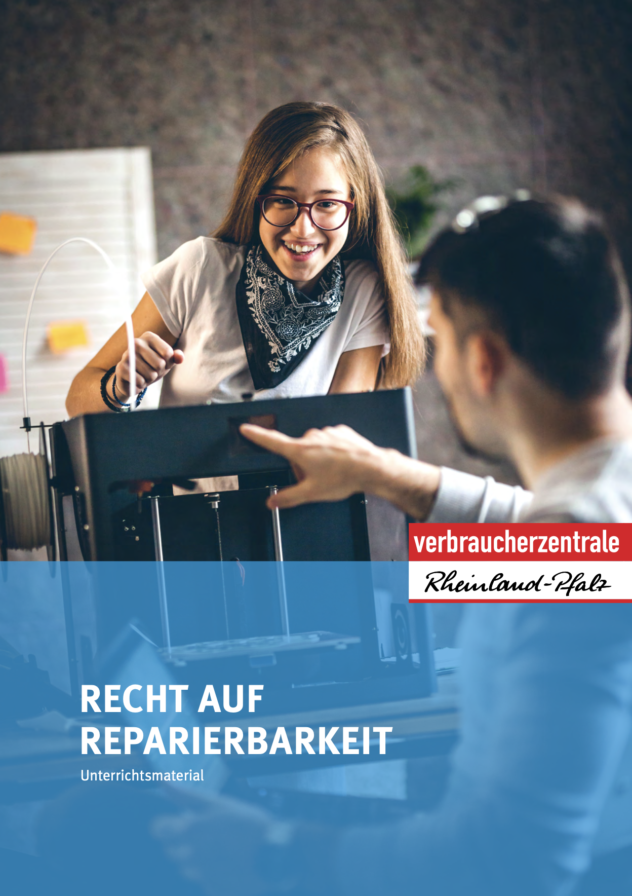 Titelseite des Materials, zwei junge Menschen arbeiten mit einem 3D-Drucker