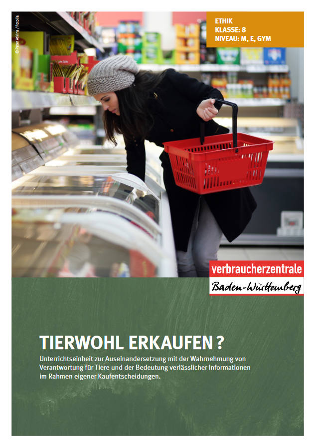 auf dem Bild ist eine Frau zu sehen die etwas aus einer Gefriertruhe im Supermarkt nimmt