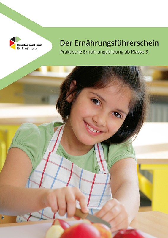 Mädchen schneidet Gemüse