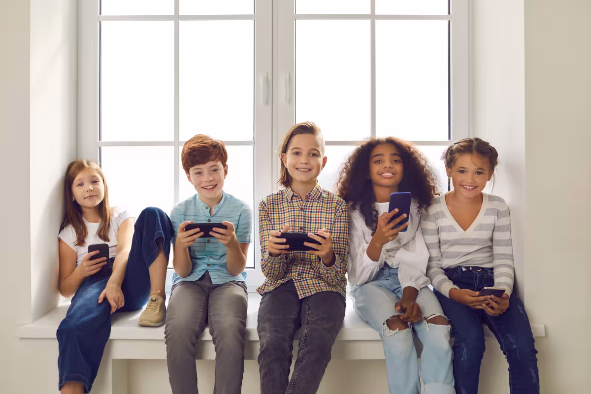 Kindergruppe mit Handys und Tablets