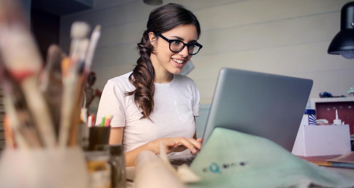 junge Lehrerin am Laptop