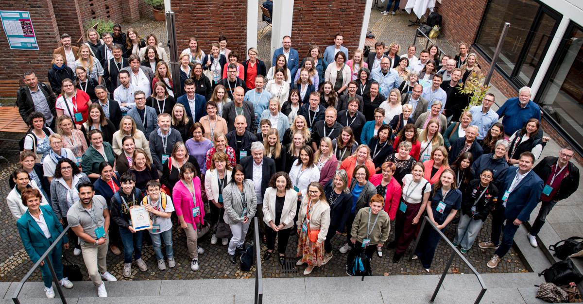 DSC3820 zugeschnitten.jpg Auf dem Foto sind sehr viele Leute zu sehen, Es handelt sich um alle Teilnehmenden der Auszeichnung Verbraucherschule.