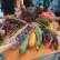 Verscheidene Gemüsesorten auf einem Tisch, Schüler halten Daumen hoch