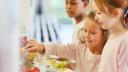 Kinder nehmen sich Essen vom Buffett in der Schulmensa