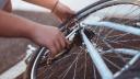 Eine Person repariert das Hinterrad ihres Fahrrads.