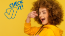 Junge Frau mit "Check it!" Slogan und Verbraucherchecker Projekt-Logo