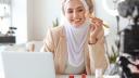 junge Muslima schminkt sich vorm Laptop