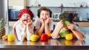 drei Kinder spielen mit Gemüse