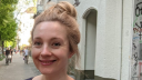 Junge Frau schaut lächelnd in die Kamera