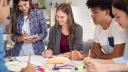 eine Gruppe Schüler:innen arbeitet