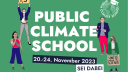 Das Comic zeigt den Schriftzug Public Climate School, 20. bis 24. November 2023, sei dabei. Darum herum sind verschiedene junge Personen zu sehen. Eine hält ein Schild mit 1,5 Grad nach oben, eine andere spricht in ein Mikrofon, eine weitere hält ein Schild mit der Aufschrift Unite behind the science.