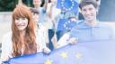 Menschen halten EU-Flaggen in ihren Händen